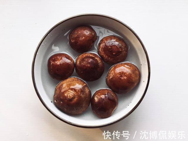 小虫子|香菇不能用水冲洗或焯水，正确方法可让脏东西乖乖溜走，2招学会