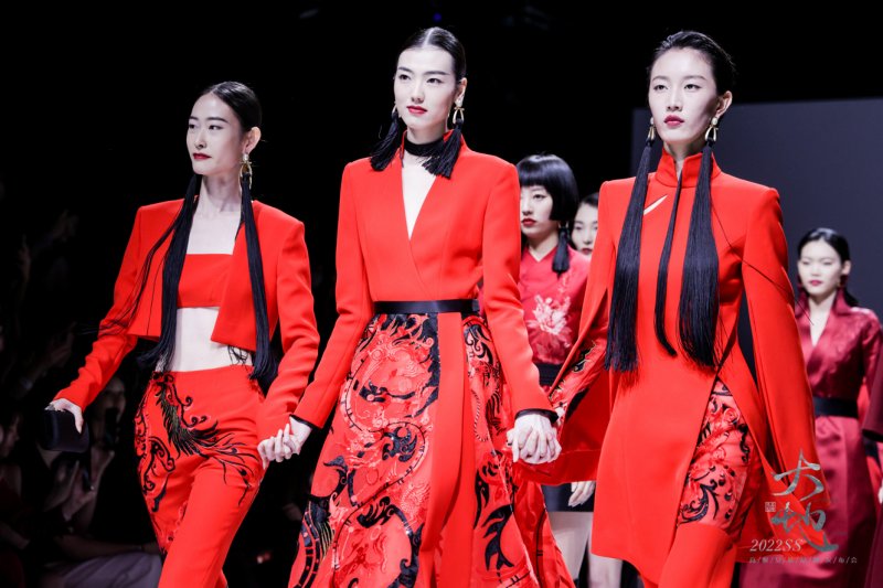 中国文化$熊英2022SS高级女装品牌发布,童模赵马馨茹、王俽冉呈现精彩秀演