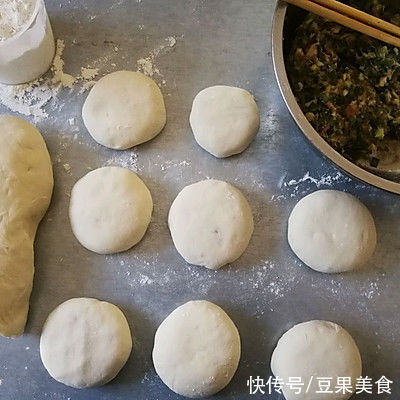 面食|尝尝这道爱意满满脆皮馅饼，生活赛过活神仙