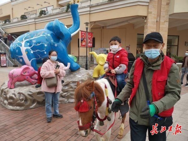 骑马|春节长假，来这里骑马、逛街｜图集