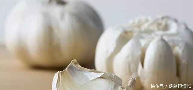 养肝|别再醋泡大蒜了!大蒜加它,养肝补肾,60岁的人肾似小年轻!