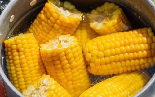 煮玉米,应该凉水下锅还是开水下锅教你正确煮法,个个香甜好吃