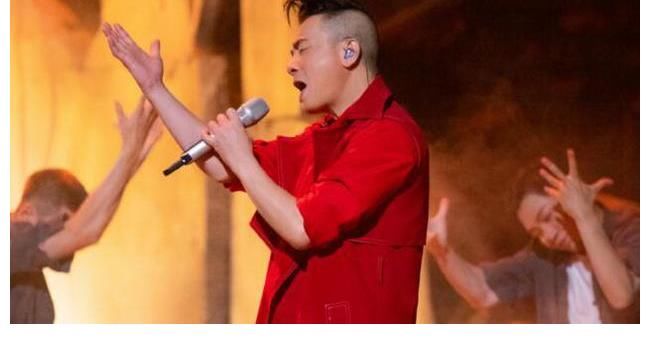 鄭伊健曝《哥哥》C位成團后, 陳小春經常向自己炫耀, 原因夠笑三天