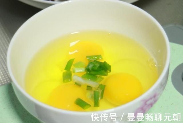 水炒鸡蛋|鸡蛋别再用油炒了，试试这个新做法，口感鲜嫩，健康不长胖