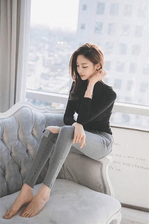  小姐姐穿上牛仔裤，时尚又性感，美得让人侧目！