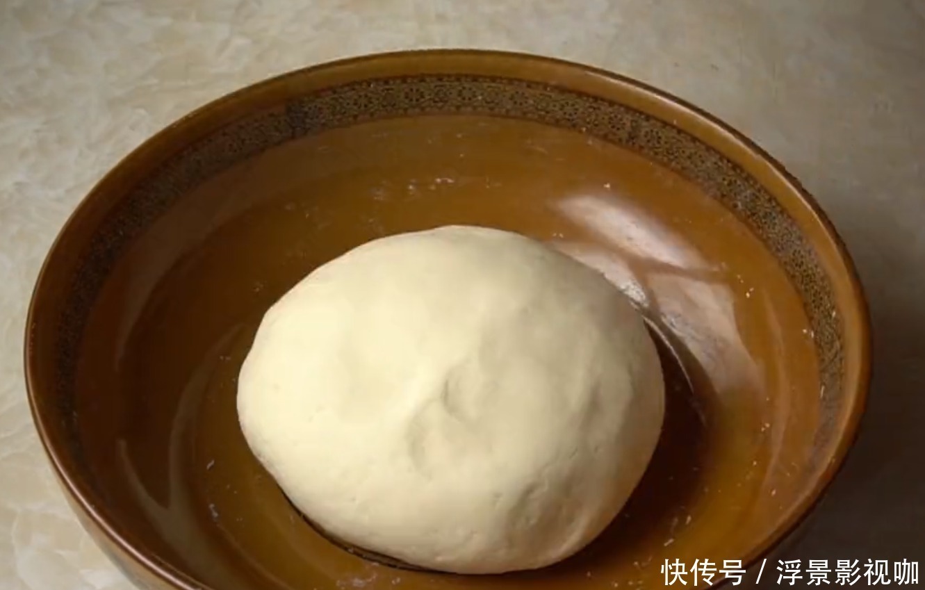 不会做包子没关系，老左教你懒人做法，双手一折一卷，比包子还香