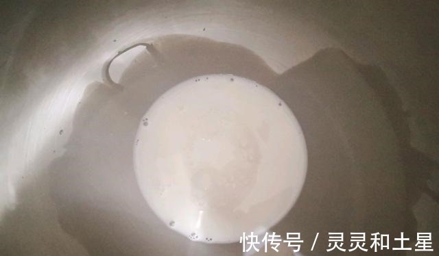 吸油纸|黑米别用来煮粥，做成面包，好吃又美味！