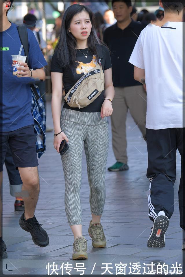 黑色人脸T恤搭配灰色弹力裤，青春时尚，美丽动人