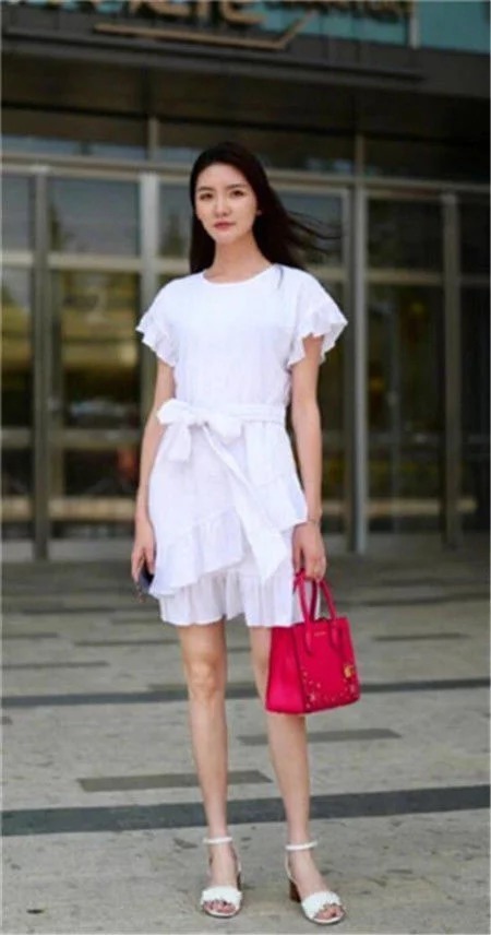 街拍：长发飘飘的小美女，蕾丝外套搭配短裤，美丽又时尚