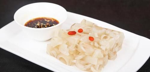 在家自制猪皮冻，牢记5个步骤，做出晶莹剔透，口感筋道爽滑！