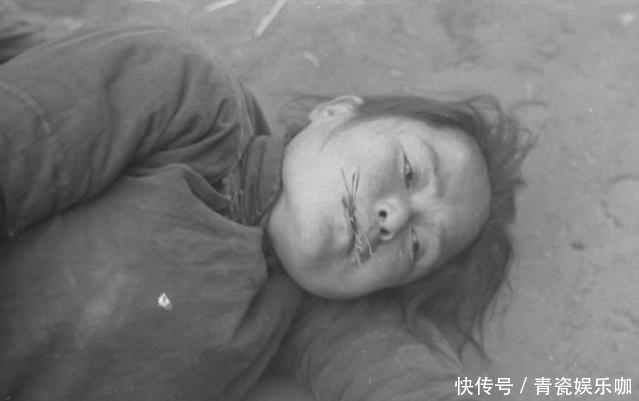 老照片|老照片:妇女嘴里塞着嚼不烂的稻草,鬼子在村里愉快的晒日光浴