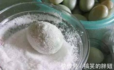 腌鸭蛋时，别只会加白酒和食盐多加一点它，蛋黄个个起沙流大油