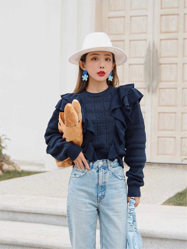 泡泡|日系的优雅风格穿搭指南,蓝色泡泡袖上衣搭条纹阔腿裤,温婉大气