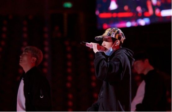 王源的歌可以让人感受到他的坚持，可以让你的生活有了光亮