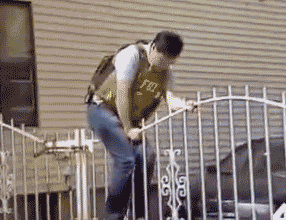 |搞笑GIF：女孩出门一定要注意 别被人偷走东西了都不知道