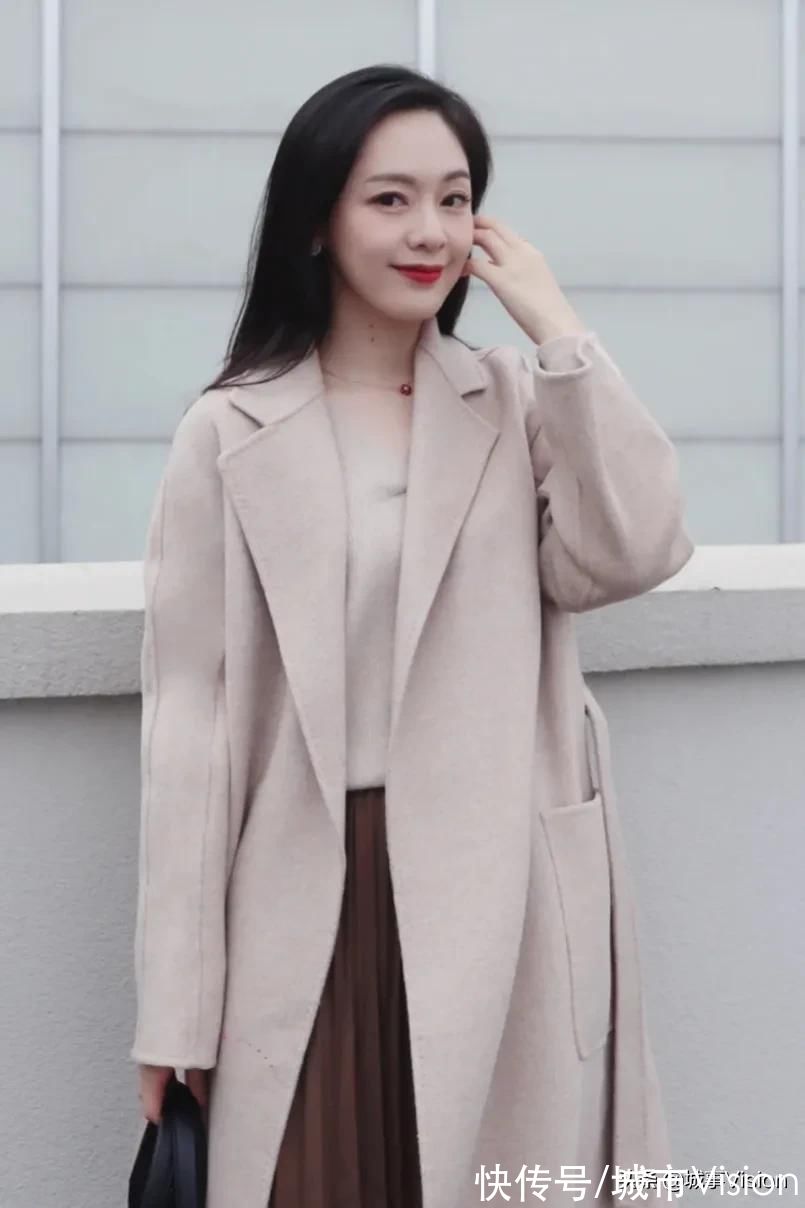 羊绒大衣 今日穿搭，燕麦色羊绒大衣冬季气质爆款