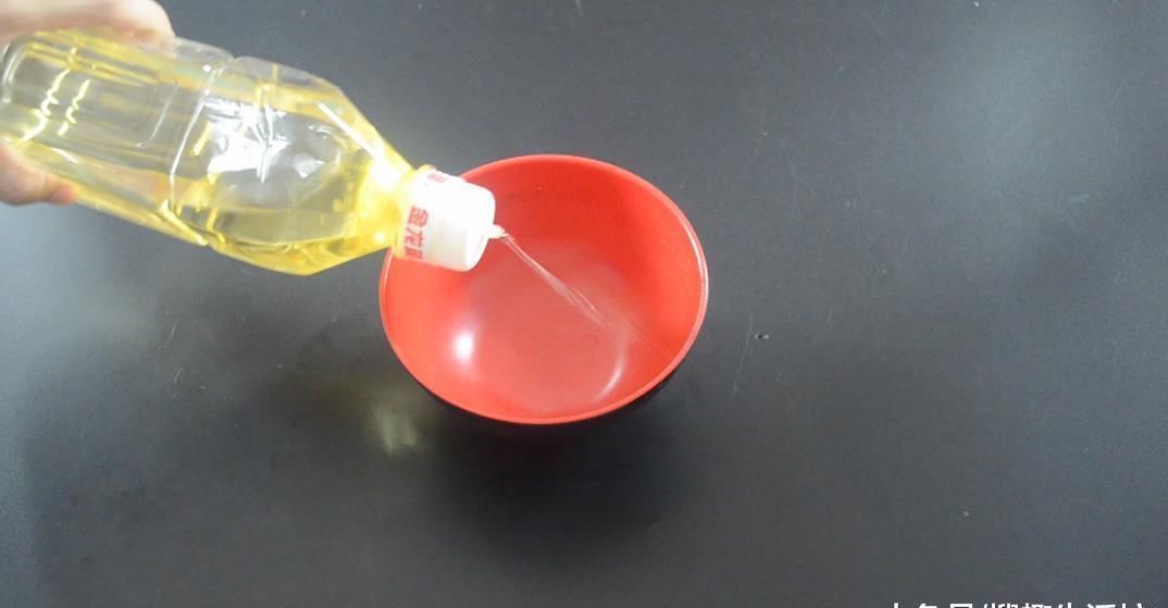 瓶盖上面戳一个洞, 没想到还有这个作用, 看完你会感谢我的