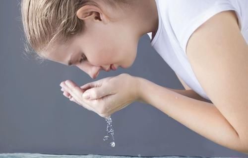 毛孔|早晚洗脸要用洗面奶吗或许很多人做错了,难怪角质层越来越薄