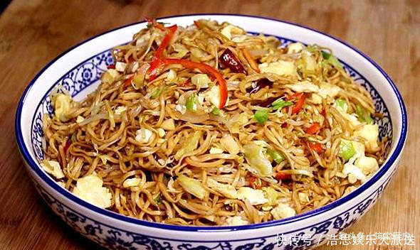 天热吃啥都没胃口,来试试这碗炒面,好吃不粘连,真解馋