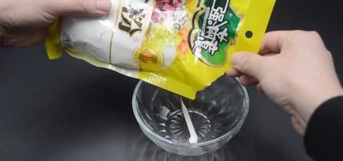 白墙脏了不用重新刷,用不值钱的东西擦一擦,立马焕然一新,真棒