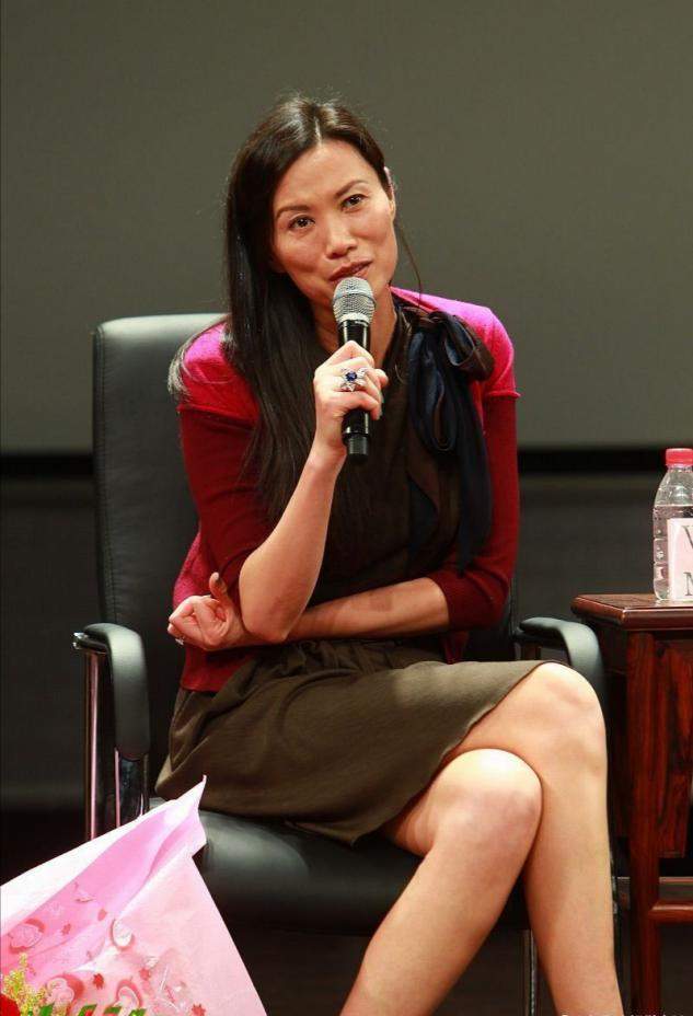 发型|51岁邓文迪素颜太苍老,出席活动发型凌乱不精致,弯腰驼背像大妈