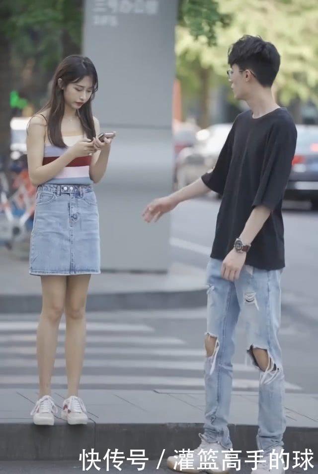 彩虹混色吊带搭配牛仔短裙，搭配精致，小巧玲珑