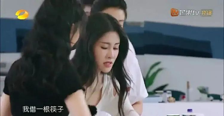 張碧晨一根筷子盤頭發(fā),趙麗穎都驚訝了