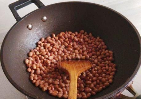 炒花生米,掌握3点小技巧,花生米香酥脆,不糊不黑少油更健康