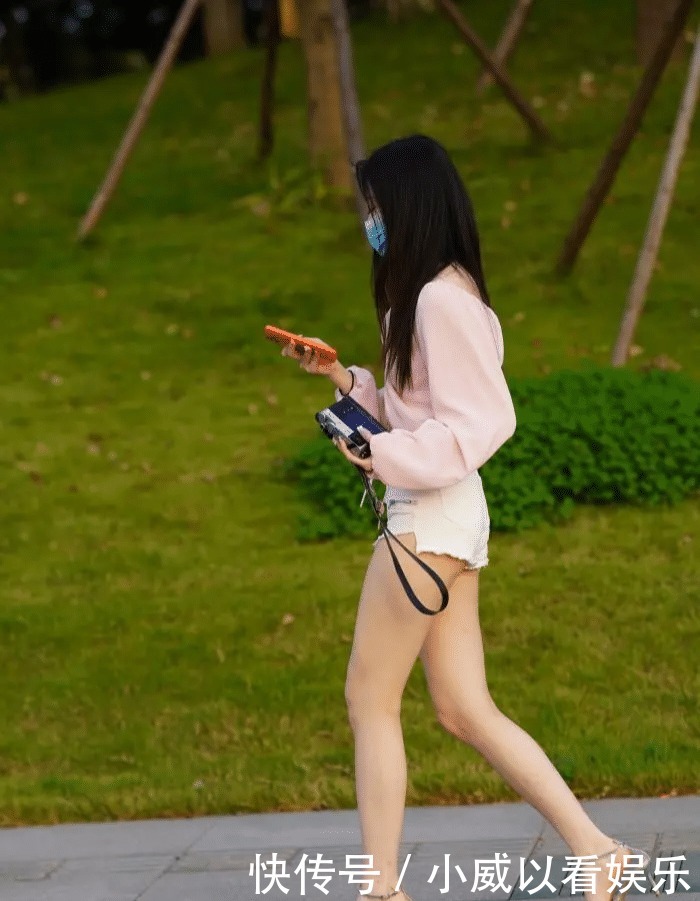 梦笑开娇靥,眼鬟压落花,纯白热裤配个性抽绳上衣的柔情似水穿搭