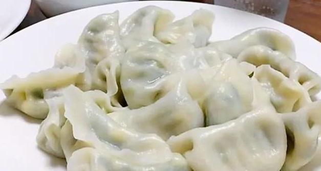 包韭菜饺子馅,学会“2放2不放”,韭菜鲜嫩翠绿不出水,好吃过瘾