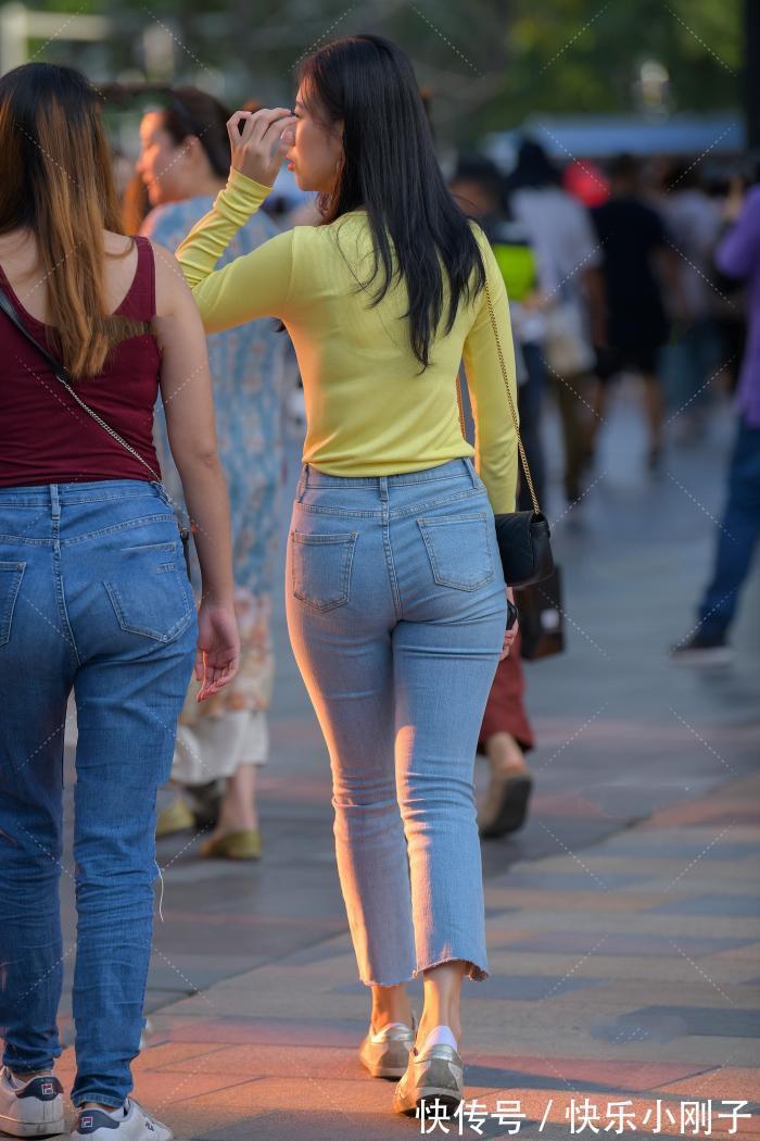 搭配|简单的单品也有魅力,修身打底搭配牛仔裤,穿出性感时尚