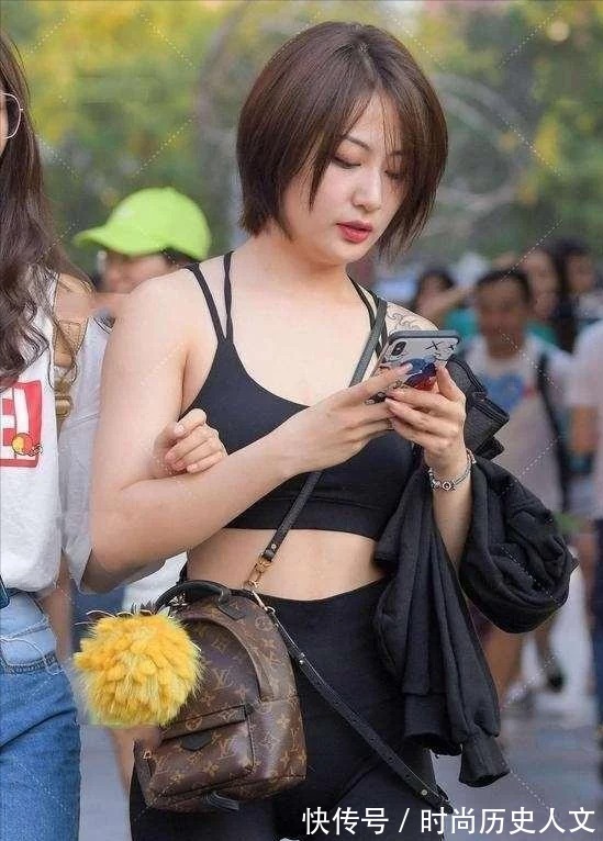 漂亮 女人的漂亮并不完全取决于发型,它还关乎很多其他方面