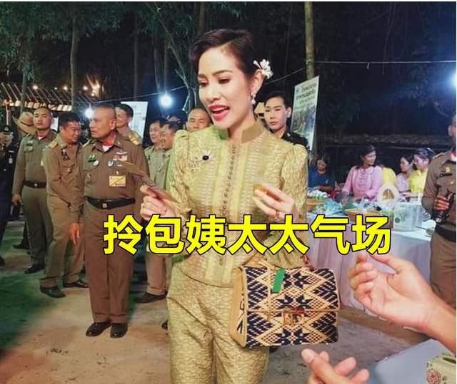  婆婆|诗妮娜又隔空撞衫婆婆，同穿泡泡袖套装衣服，婆媳俩美得难分上下