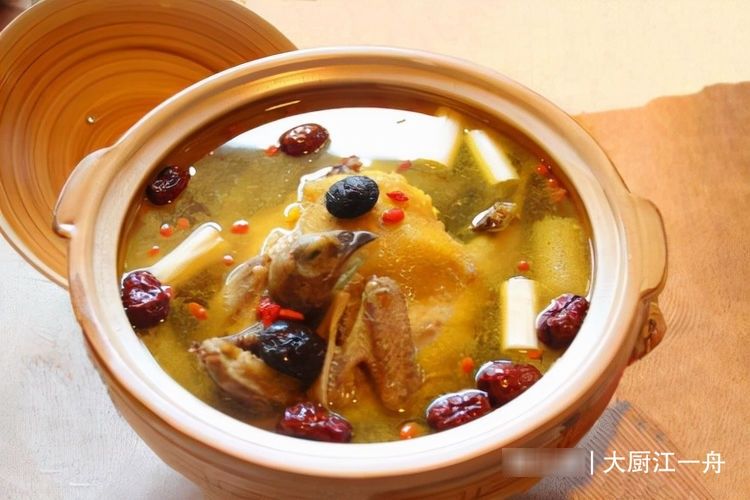 炖鸡汤时,牢记“3放2不放”,鸡汤鲜香味浓,越喝越解馋