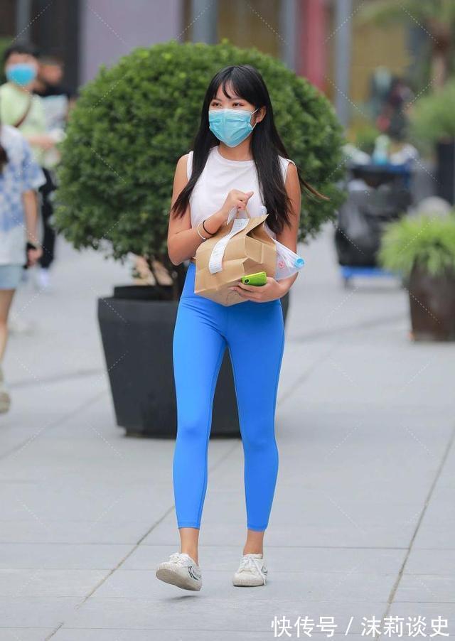 九分裤 动感单品总是黑白灰?快来尝试“蓝色九分裤”,青春靓丽有活力