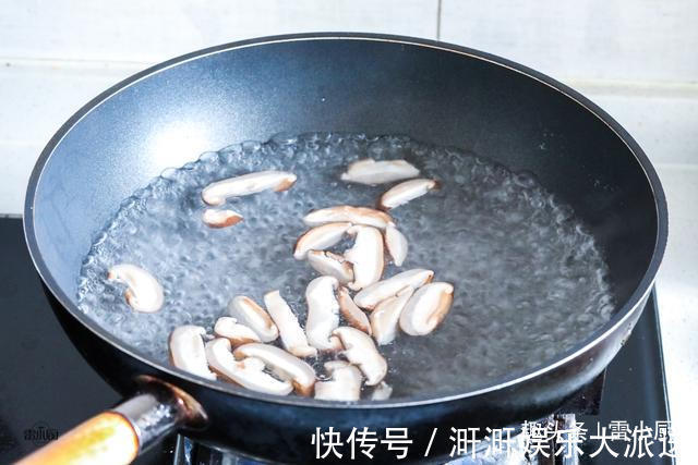 很多人不认识这食材，7块钱买一颗，开水烫一烫，爽口又开胃