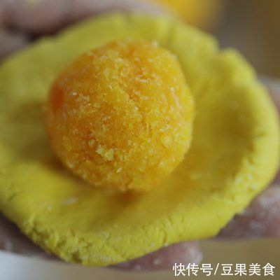 咸蛋黄碎|#我的养生日常-远离秋燥# ?南瓜椰蓉咸蛋黄月饼?