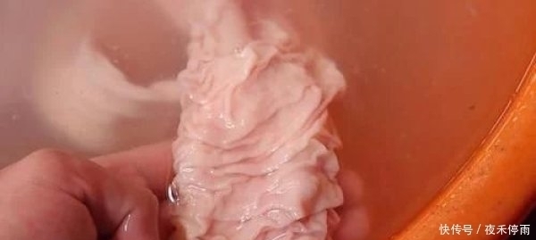 洗猪大肠,不加盐不加醋只需3样,大肠更干净,而且还没腥臭味