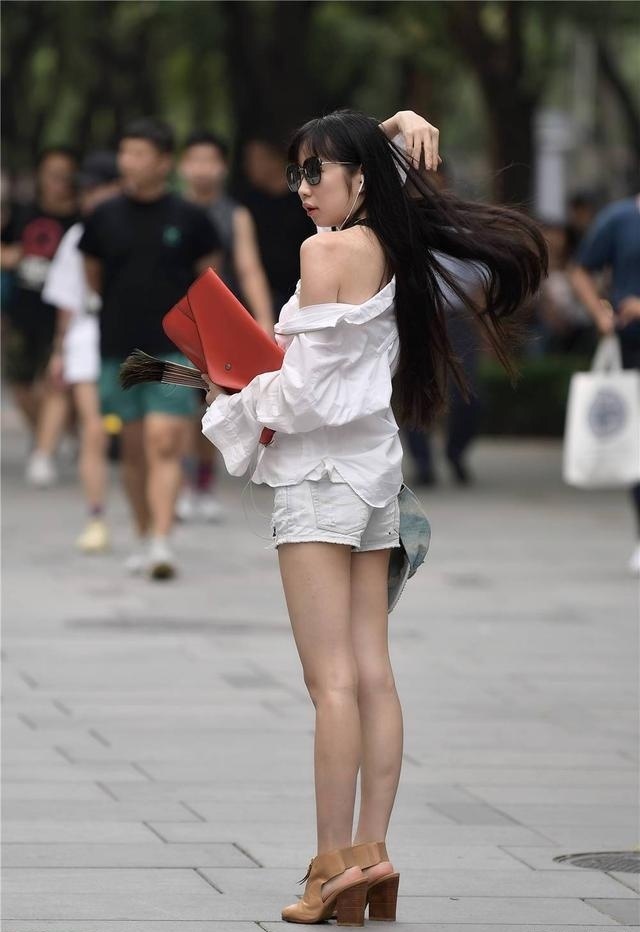 身材 牛仔短裤搭配白色衬衣,粗跟鱼嘴鞋,苗条骨感的身材搭配轻松