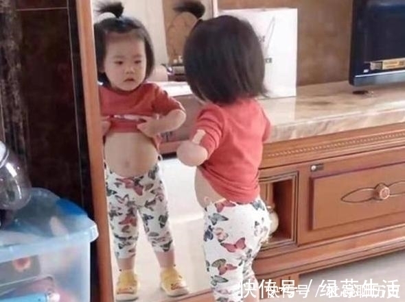 生活环境|女儿照镜子看“小蛮腰”,结果恼羞成怒,宝妈:好像减肥失败的我