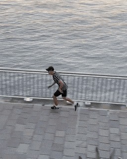 |搞笑GIF:不知道该哭还是笑 一进门看到男友偷用我的东西