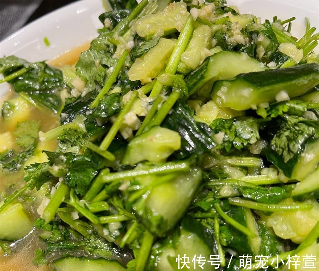 家宴|岳云鹏晒出中秋家宴，一桌子“河南菜”卖相有点差，太接地气了吧