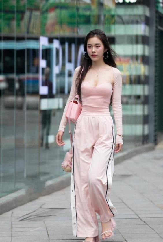 美女|美女一身真“粉”呀,宛如“芭比少女”,人见人爱