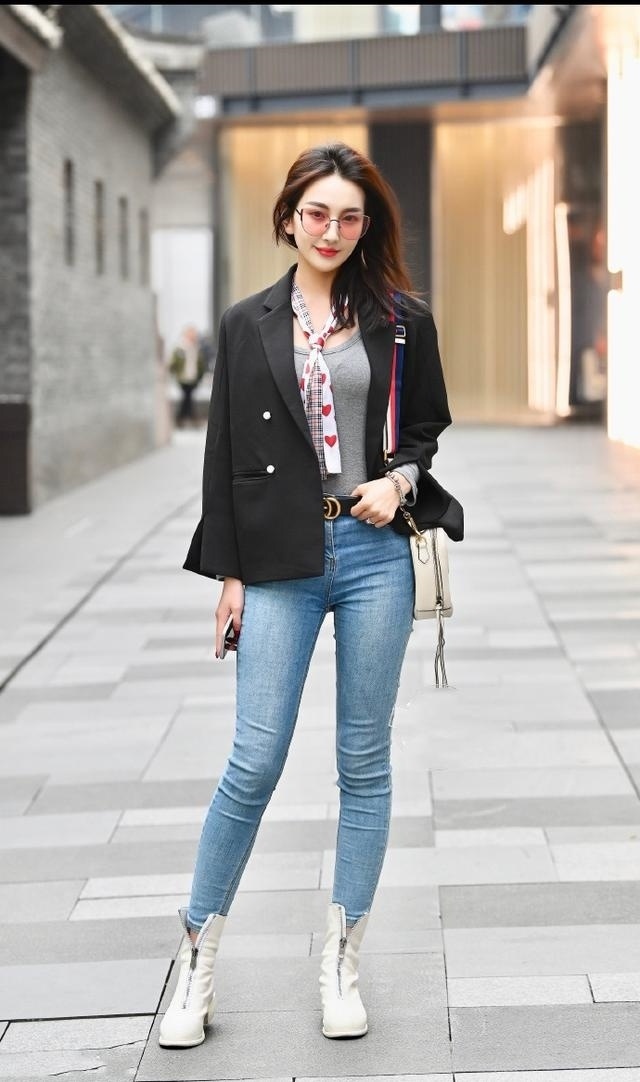 时尚穿搭,下半身配上米白色的蕾丝面料,看起来很个性