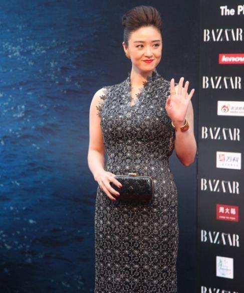 凹凸有致|时尚穿搭，凹凸有致、尽显成熟性感的女人味