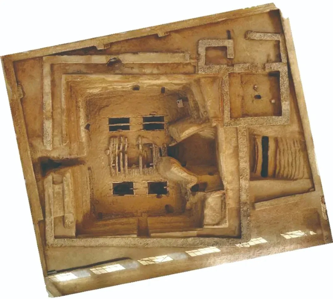 热水墓群|“九层妖塔”原型古墓惊现:1000余件文物,500余件金银玉器,87匹汗血宝马