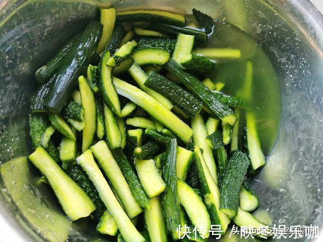 酱黄瓜|每年冬天，我家都用这个方法腌黄瓜，脆嫩爽口，佐粥下饭真好吃