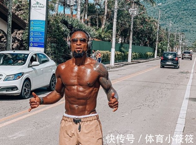 曼联|47岁巴西球星晒8块腹肌！自称比C罗体格好，健美身材，魔鬼筋肉人