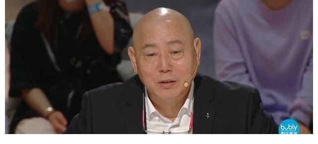 《导演》开场火药味十足,郝蕾点评一针见血,李诚儒再现犀利点评