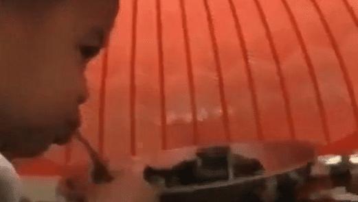 宝宝们|宝宝掩耳盗铃式偷吃火了！被抓包时还投入的吃着，网友：家贼难防